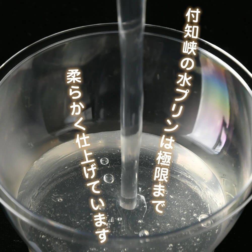 天空のモンブラン｜栗きんとんの甘みと味と風味を味わうために、甘くならないよう無糖クリームを絞っていきます。